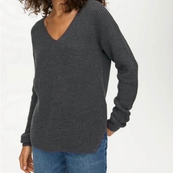 Aritzia sweater brand new tags on - Picture 3 of 3